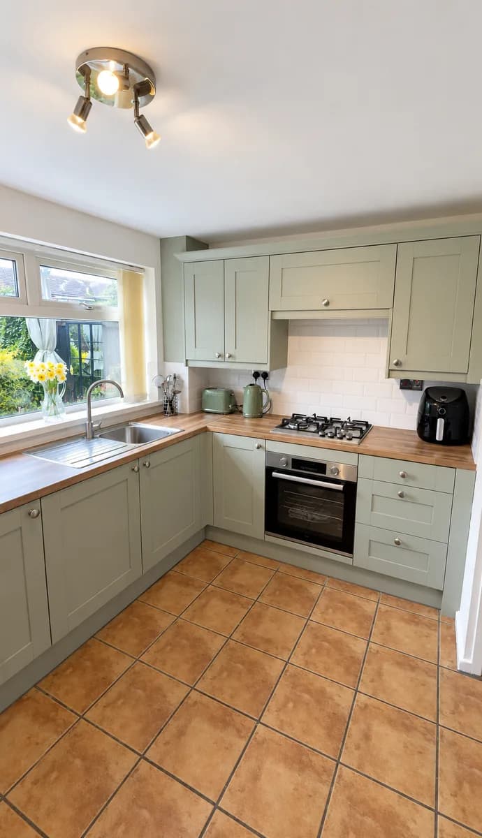 Light kitchen with tiled flooring, after Kitchen3D's work